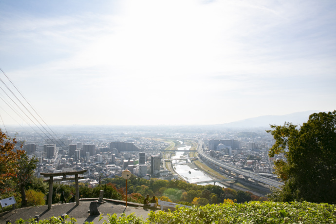 池田城跡公園内の展望休憩舎からの眺め（池田市街地）