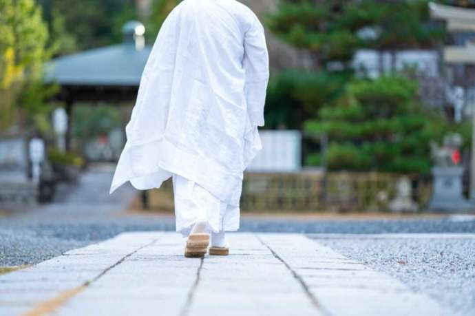 龍眼寺の境内を歩く僧侶