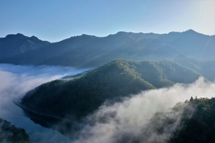 生坂村の朝もやの立つ風景