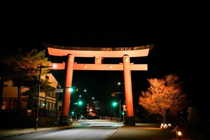 「ライトアップ奥日光」プロジェクトの一環でライトアップされた「大鳥居（二荒山神社中宮祠大鳥居）」