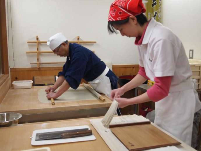 「道の駅 今井恵みの里」内の農産物加工所・そば製造室で蕎麦打ちをする蕎麦道場大瀬庵所属の名人