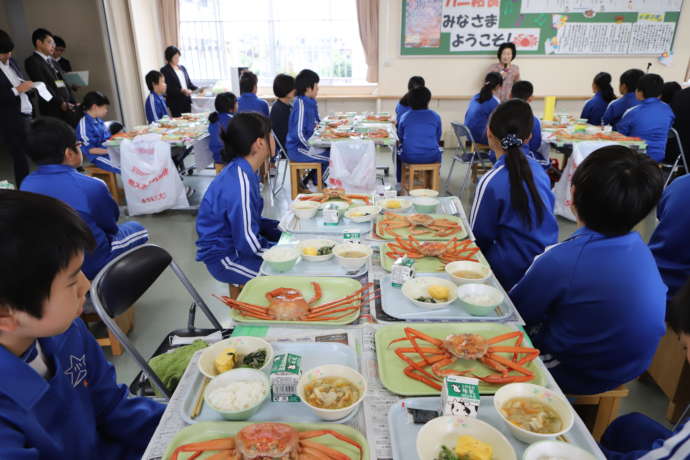 地域の自然や食文化に関する理解も深める「カニ給食」