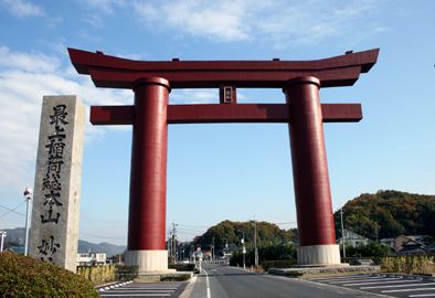 県道241号線に立つ大鳥居