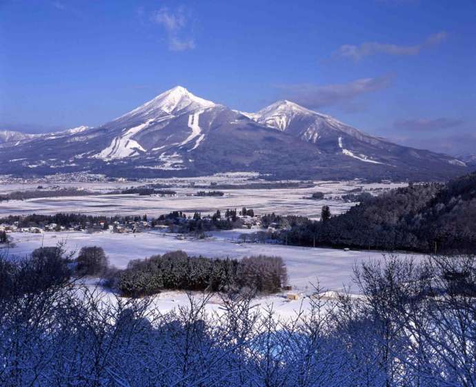 一面に雪が積もった猪苗代町と磐梯山の風景