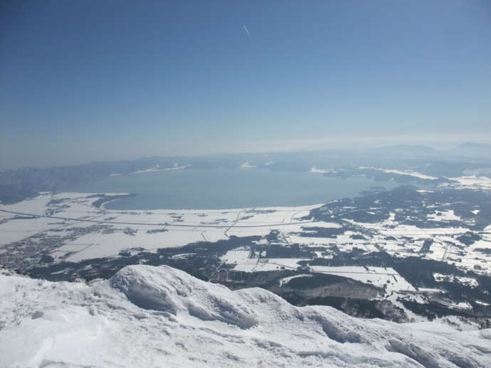 雪景色の猪苗代湖畔