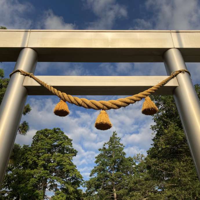 伊奈冨神社の境内にあるチタン製の鳥居