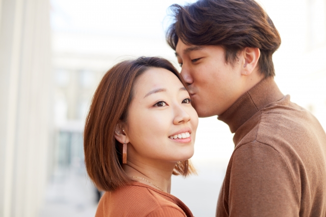 おでこにキスをする外国人男性