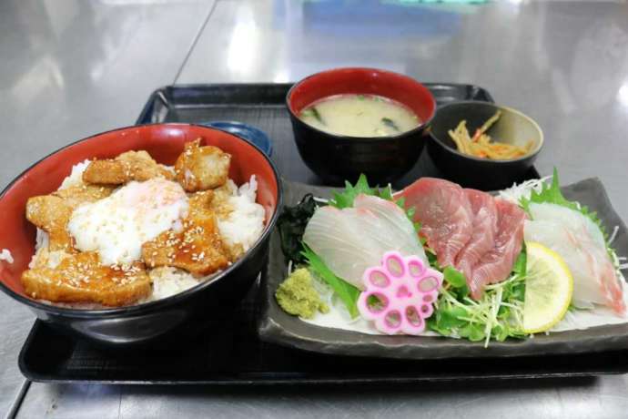 山川港活お海道にある市場食堂鶴の温たまらん丼