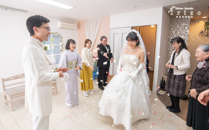 いりそ写真館のスタジオ内で親族からフラワーシャワーを受ける新婦