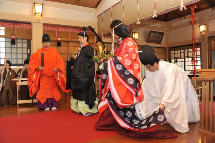 十二単で神前結婚式の画像