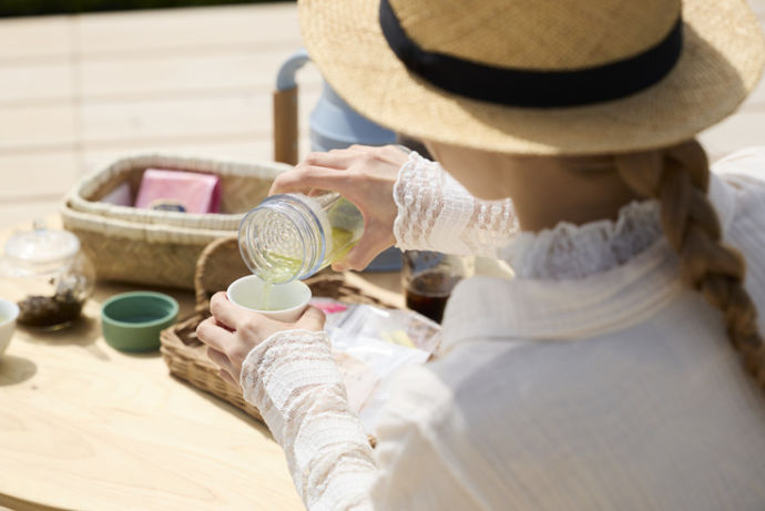 茶畑テラス茶の輪でお茶を楽しむ様子