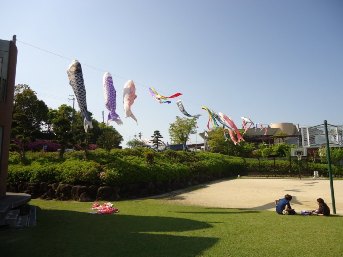 こいのぼりが飾られた多良見のぞみ公園