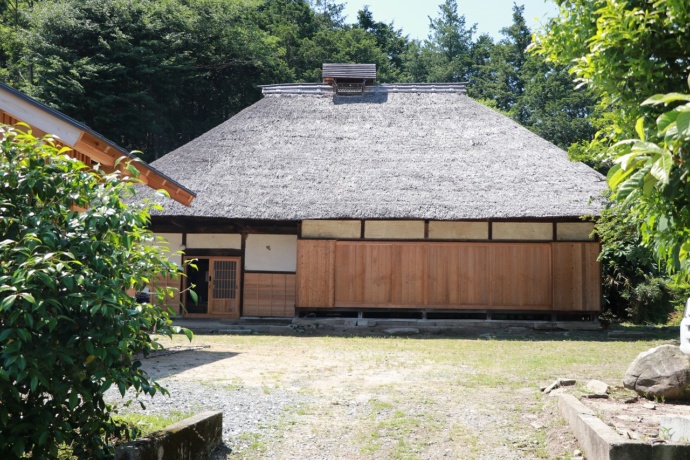 八郷地区にある、かやぶき屋根の住宅