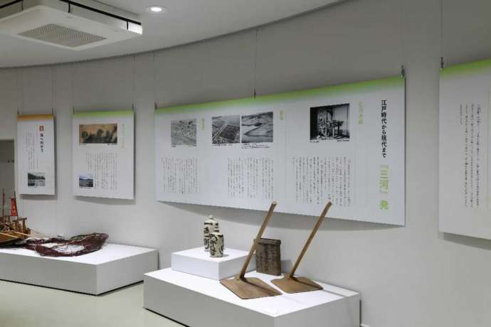 「一色学びの館」2階の常設展示コーナーの様子（その3）三河木綿・製塩・醸造業の道具など