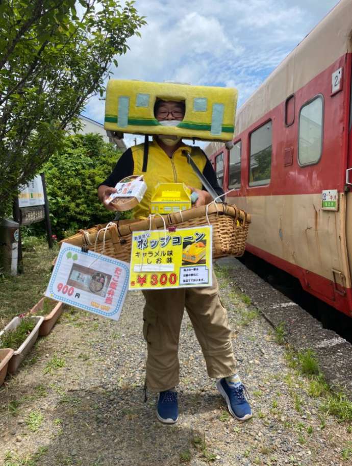 いすみ鉄道の駅員扮する「い鉄君」