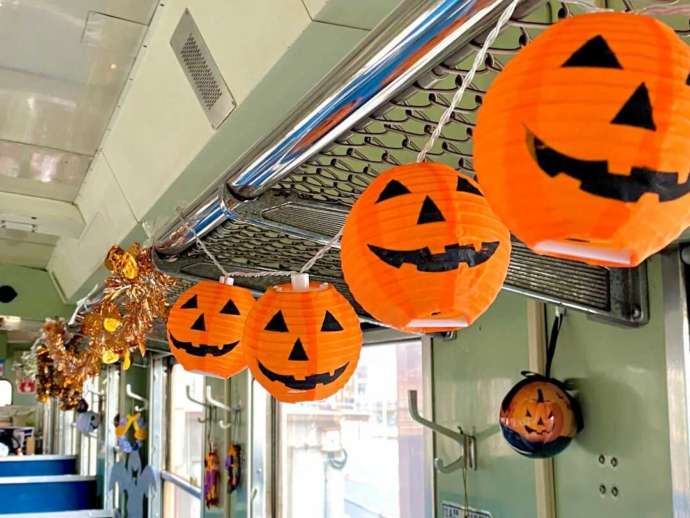 ハロウィン列車の車内の様子