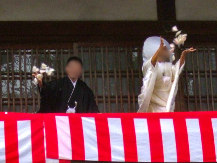 伊太祁曽神社の神前結婚式で行う餅まき