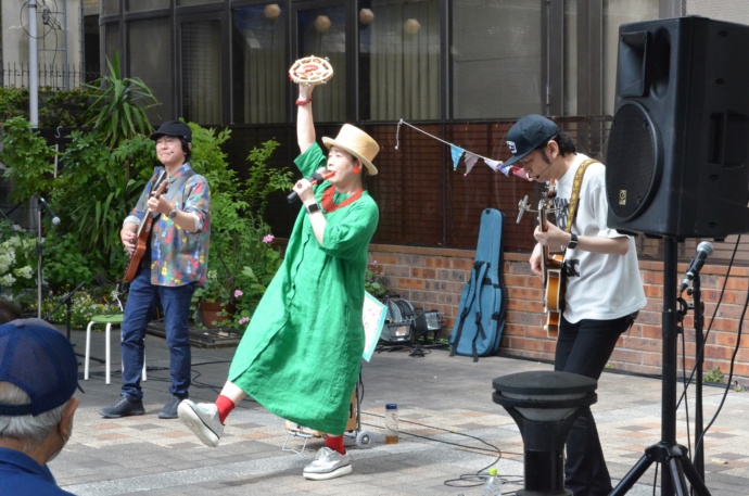 伊丹まちなかバルのライブ風景