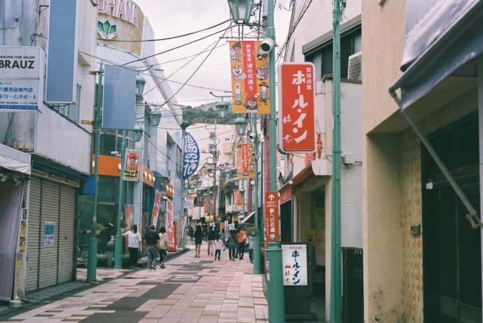 伊東市内の商店街の様子