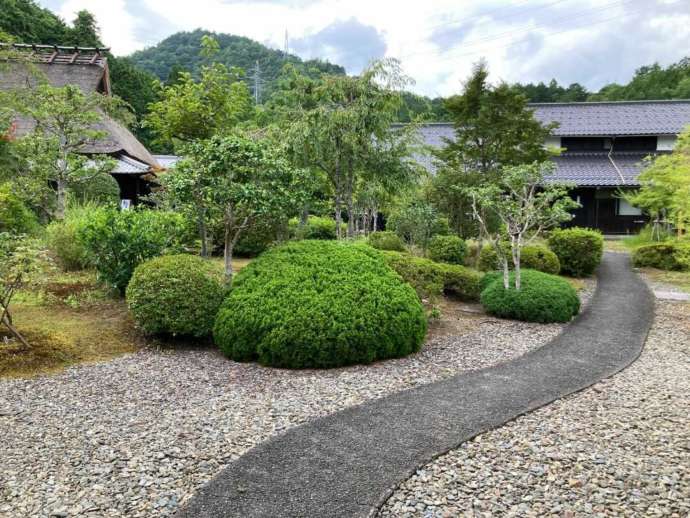 「若州一滴文庫」の茅葺館・本館の外観と庭園の様子