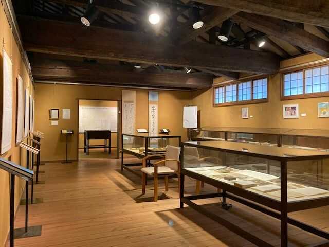 「若州一滴文庫」本館1階の展示室内部の様子