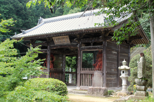 「岩殿観音 正法寺」の仁王門