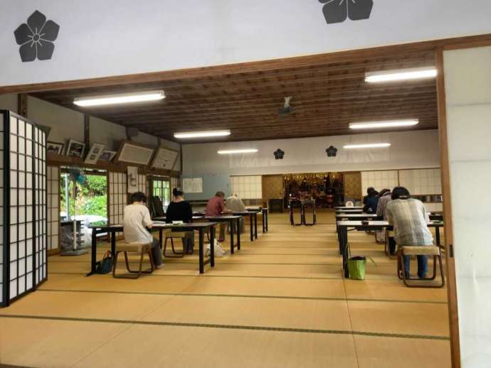 「岩殿観音 正法寺」の写経会の風景