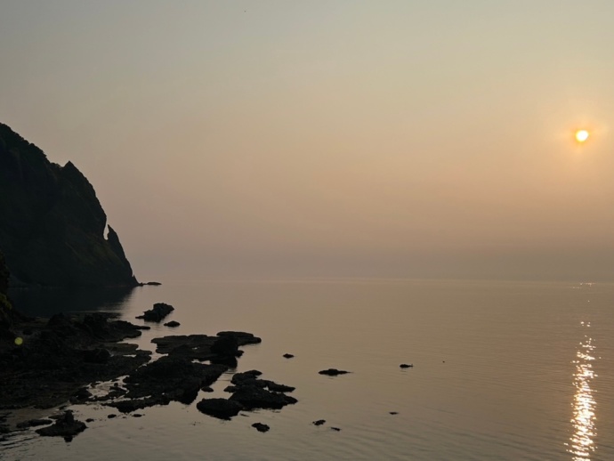 北海道・岩内町にある「弁慶の刀掛岩」の夕景