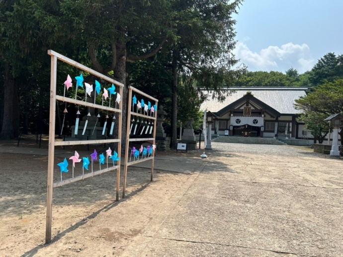 北海道・岩内町にある「岩内神社」の社殿外観と境内