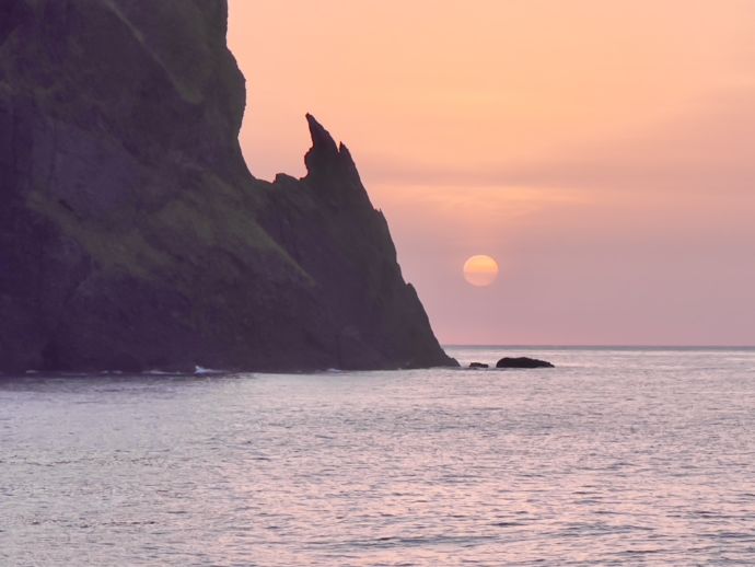 岩内町の弁慶の刀掛岩と沈みゆく夕陽