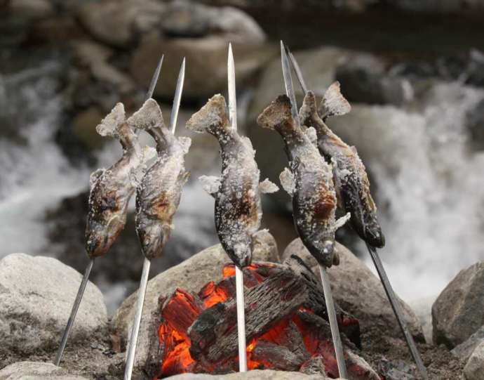 岩魚の里 永源寺グリーンランドで釣ったいわなを塩焼きにしている写真