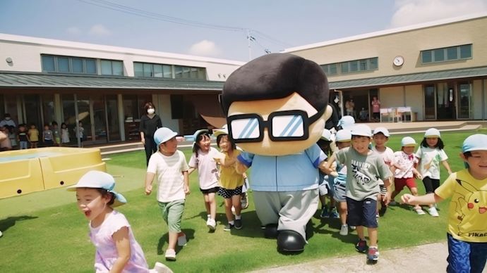 岩沼市の「岩沼市東子育て支援センター」で岩沼市マスコットキャラクター「岩沼係長」と遊ぶ子どもたち