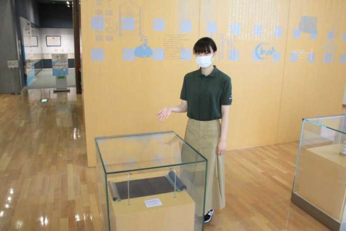 常設展示の巻物を案内してくれる岩瀬文庫の学芸員・上野さん