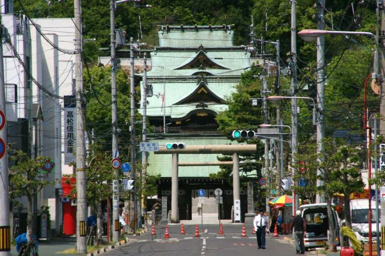 八幡通りから眺めた石清尾八幡宮