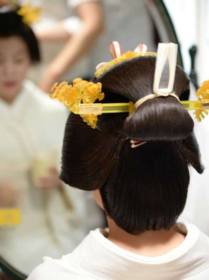 彌彦神社で神前式をする花嫁のお支度の様子