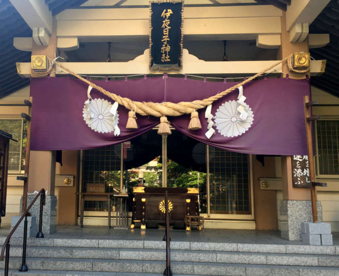 彌彦神社の本殿正面