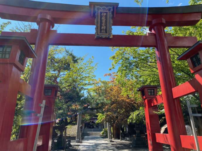 彌彦神社の赤い鳥居からみた境内の様子