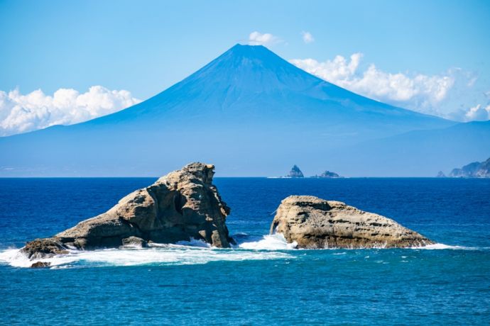 静岡県松崎町にある牛着岩（夫婦岩）