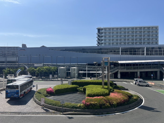 泉大津駅の外観と駅前ロータリー