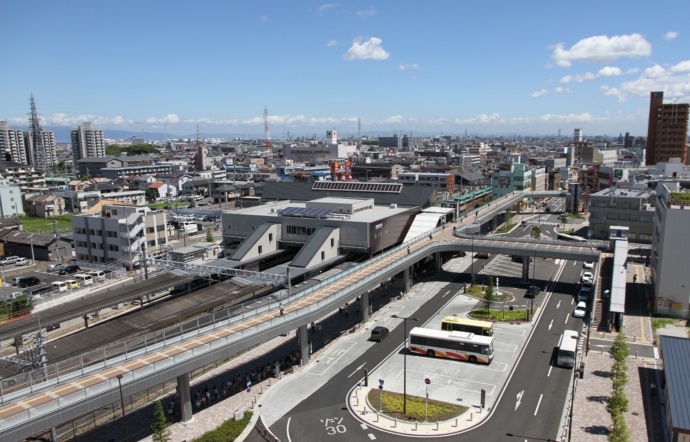 和泉府中駅の様子