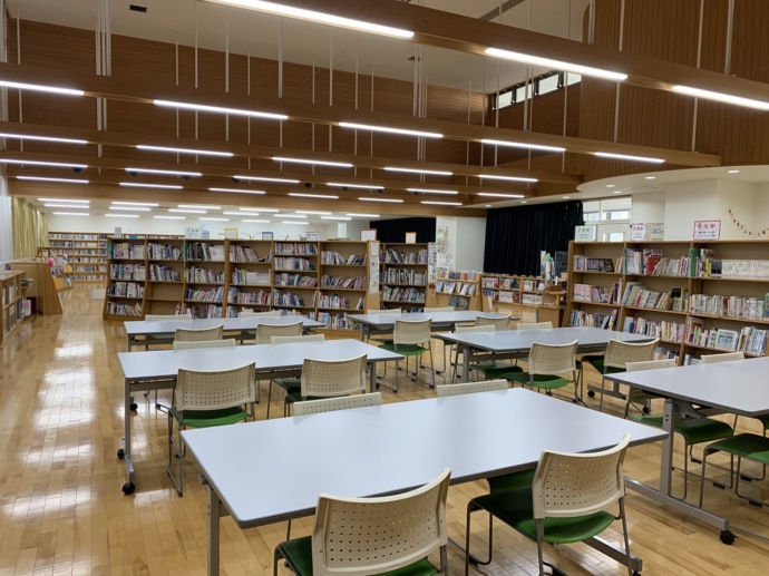 南松尾はつが野学園の図書室内の読書スペース