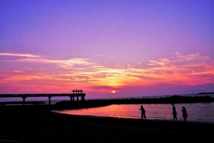 出雲崎町にある夕凪の橋の幻想的な風景