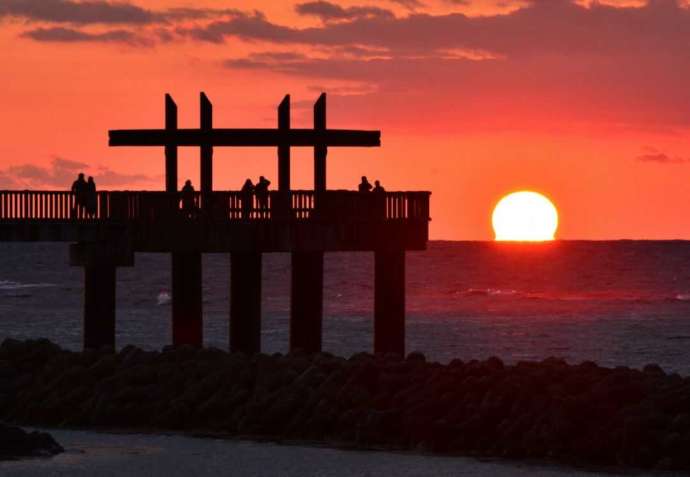 夕凪の橋から見る夕陽の絶景