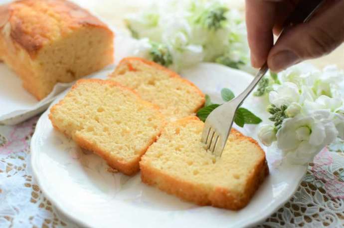 カットしてお皿にのせられたいすみ米入りパウンドケーキ