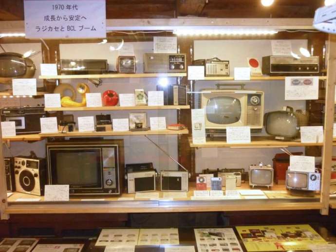 「日本ラジオ博物館」内で展示される戦後高度成長期のラジオ・テレビの数々（その2）