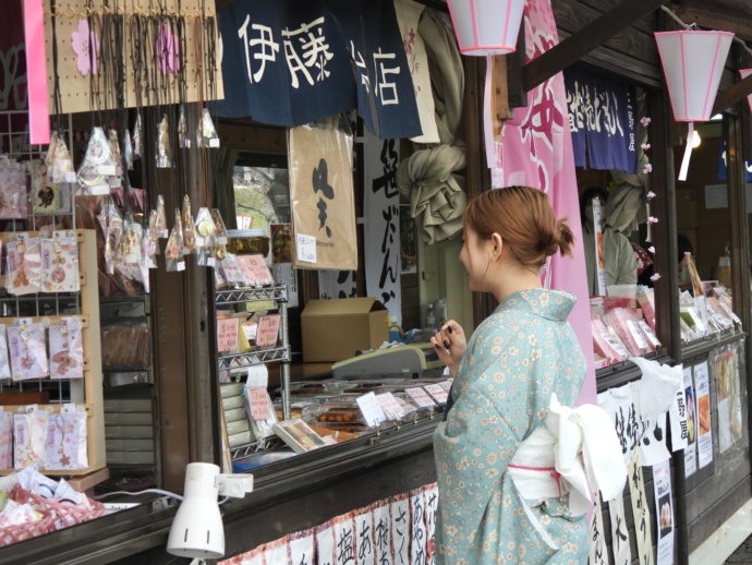 高田城址公園の観桜会で買い物をする女性