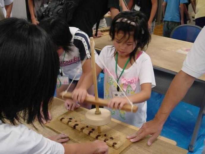 若狭三方縄文博物館で火起こし体験をする子ども