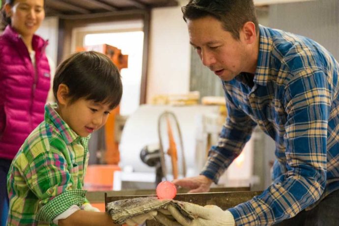 子供がガラス工芸体験をしている様子