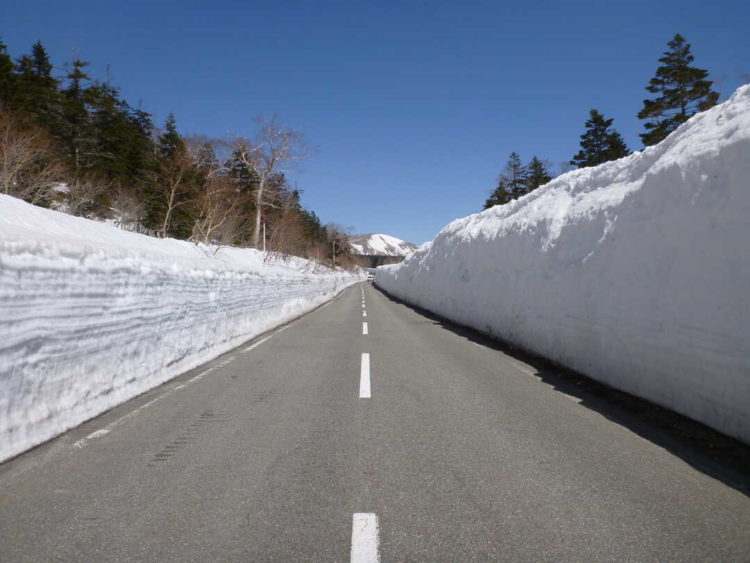 浄土平ビジターセンター近くの磐梯吾妻スカイラインの雪の回廊