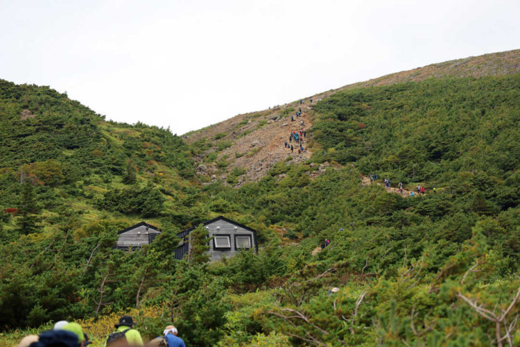 浄土平ビジターセンターの酸ヶ平避難小屋付近